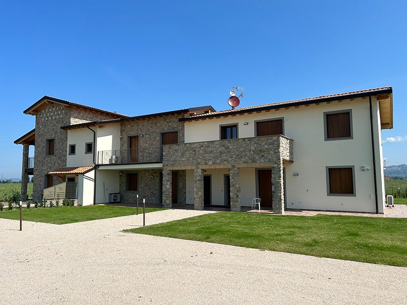 Cascinale con pareti in pietra ricostruita