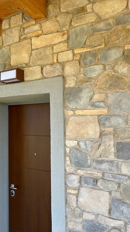 porta esterna in pietra ricostruita