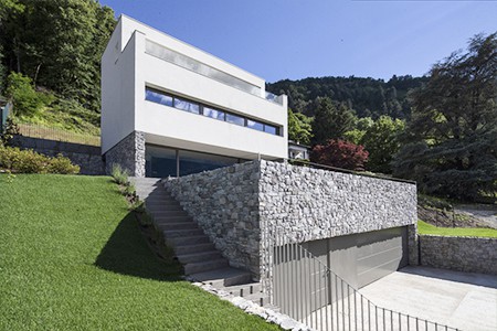 Villa di lusso con pareti in pietra