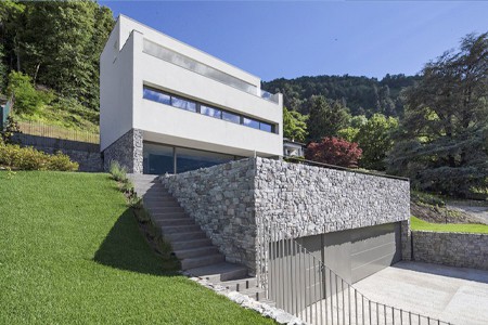 Casa nella natura in pietra ricostruita