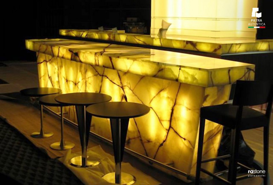 Ristorante con piano bar in marmo onice retroilluminato
